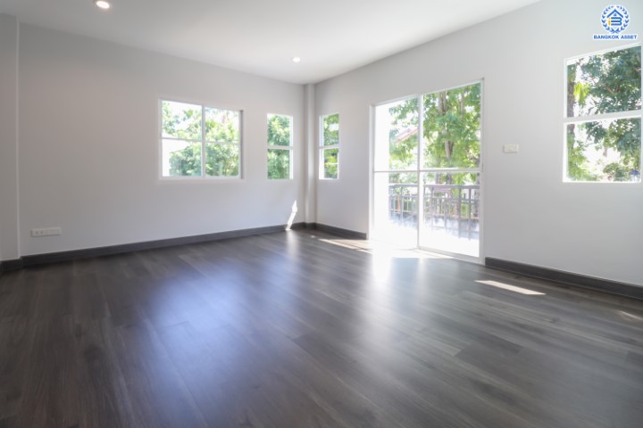 บ้านมือสองตกแต่งใหม่ ม.กฤษดาลากูน กาญจนาภิเษก-นครอินทร์ บนเนื้อที่ 85.9 ตร.ว. สนามหญ้ากว้างถึง 180 ตร.ม. ฟังก์ชัน 3 ห้องนอน 1 ห้องนอนแม่บ้าน 4 ห้องน้ำ 2 ที่จอดรถ บนทำเลเยี่ยมสุด เชื่อมต่อถนนหลายเส้นทาง ใกล้จุดขึ้นทางด่วน "ศรีรัช"